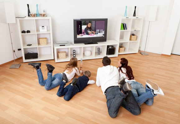 Une famille devant la télévision