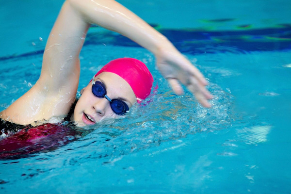 Femme pratique la natation à la piscine
