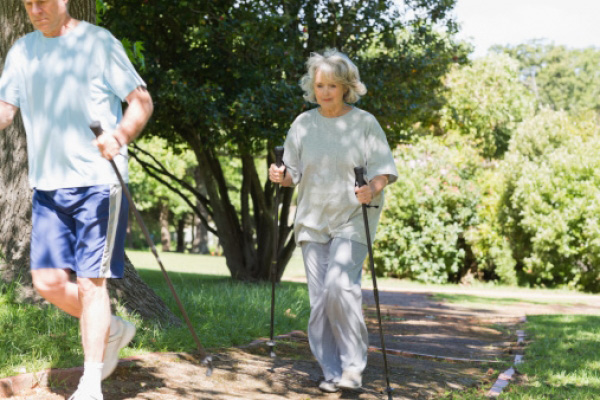 Couple de seniors pratiquant la marche nordique