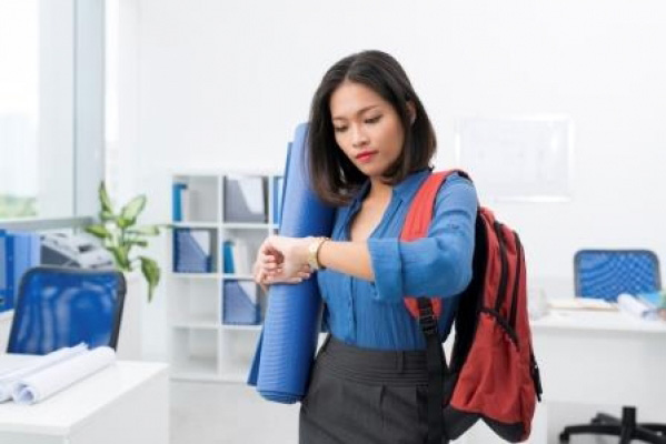 Jeune femme faisant du sport en entreprise